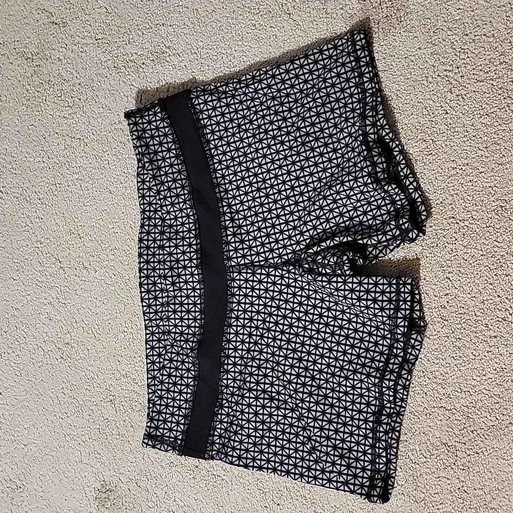 Lululemon grey/black patterned athletic hot pant shorts, 12 REG